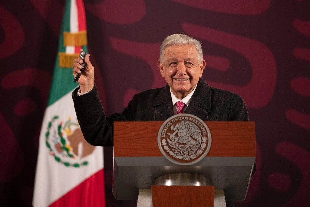 El presidente Andrés Manuel López Obrador rifó su reloj en su última conferencia matutina de su sexenio. Participaron 86 miembros de los medios de comunicación. Foto María Luisa Severiano
