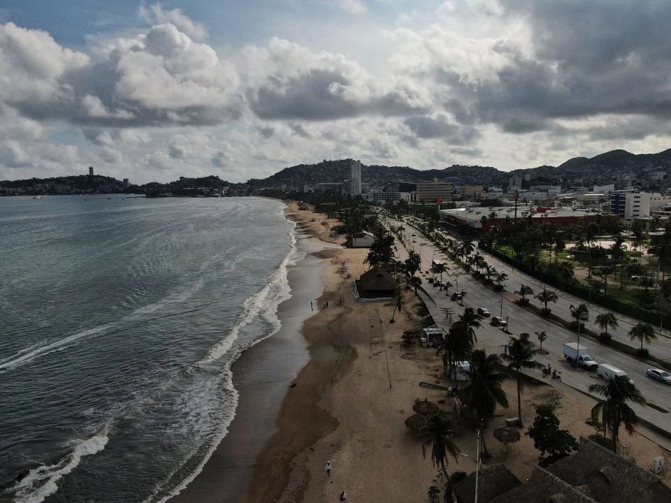 Turistas pasean por la orilla de la playa antes de la llegada del huracán Erick, en Acapulco, México, el miércoles 18 de junio de 2025. Foto
