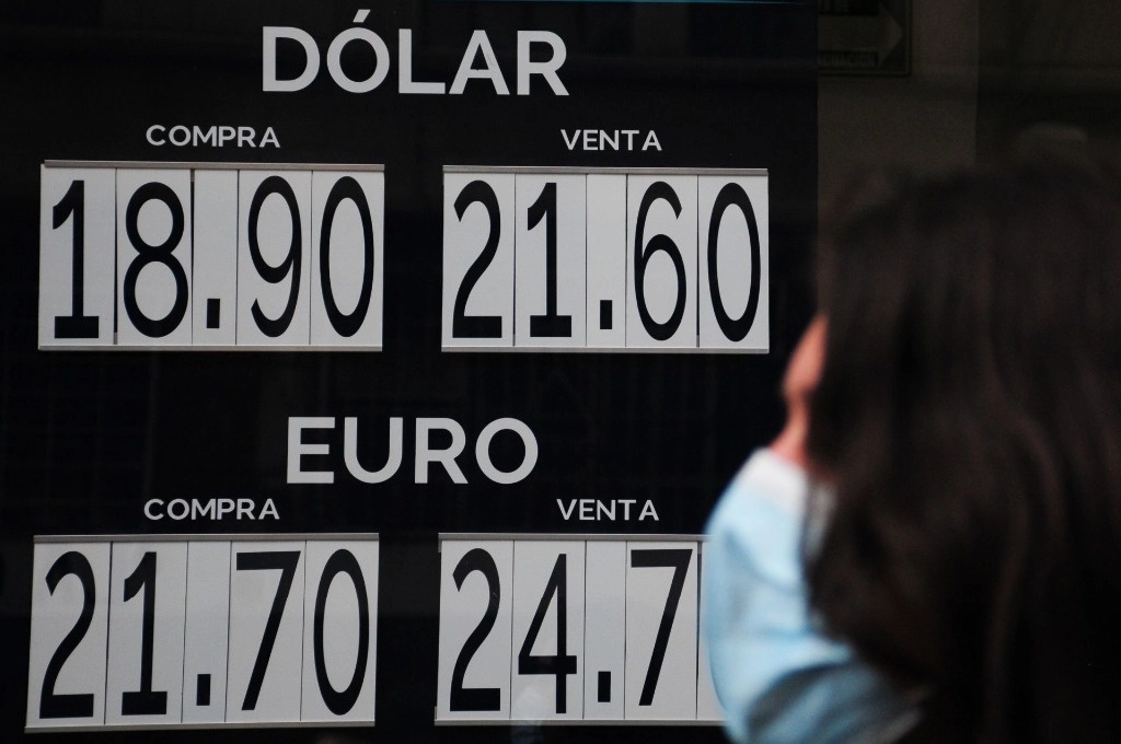 La divisa mexicana reporta una depreciación de 0.50 por ciento, para operar en 20.14 por dólar. El billete verde se encamina a su quinta sesión consecutiva de fortaleza frente al peso mexicano. Foto Cuartoscuro