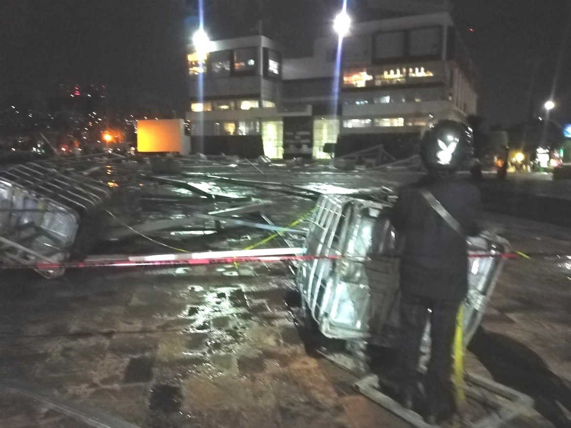 En el accidente, ocurrido alrededor de las 19:30 horas del lunes, no se registró ninguna persona muerta o lesionada. Foto Juan Ricardo Montoya