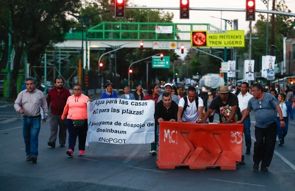 En estos momentos un hombre pide que lo dejen pasar porque tiene una urgencia de ir por su hija. Foto Víctor Camacho
