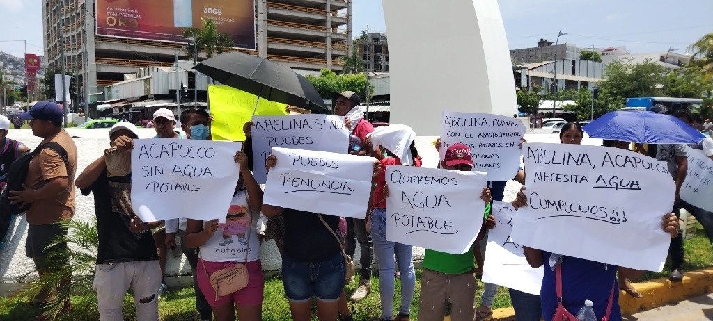 Habitantes de diversas colonias de Acapulco, Guerrero, protestan por la falta de agua con pancartas en contra de la alcaldesa, Abelina López Rodríguez. Foto Héctor Briseño
