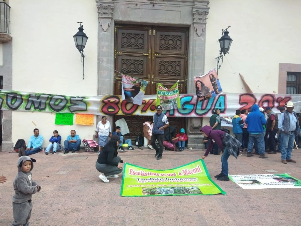 Habitantes del pueblo de Maconí, Querétaro, clausuraron de forma simbólica el palacio de gobierno de Querétaro; exigen audiencia con el gobernador Mauricio Kuri. Foto Ricardo Montoya 