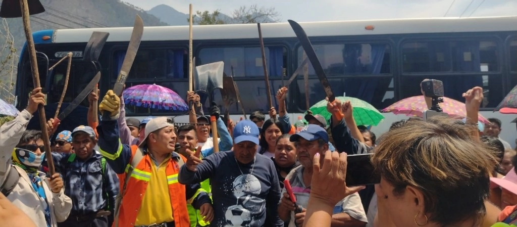 Aunque se permitió la apertura de casillas a primeras horas de este domingo, las mismas fueron bloqueadas posteriormente pues aseguran que el incendio es una emergencia que se debe atender antes. Foto Iván Sánchez