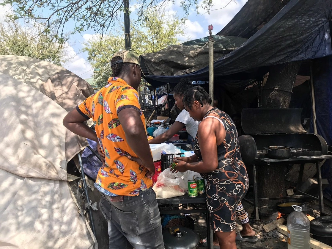 Tras ser desalojados de la plaza Las Américas de Reynosa, dos mil migrantes durmieron afuera del Refugio Senda de Vida, que ya no pudo admitirlos por falta de cupo. Foto Julia Le Duc