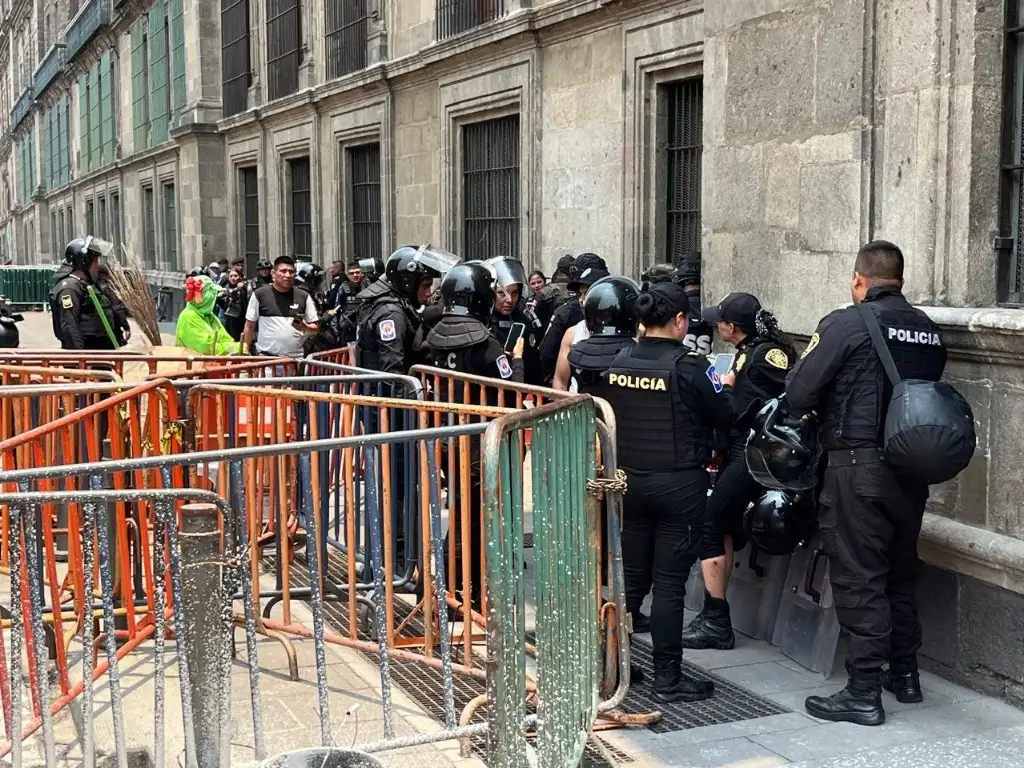 Más de treinta policías de diferentes agrupaciones resultaron heridos luego de que un grupo de personas detonó cohetones sobre Palacio Nacional, el 13 de mayo de 2024. Foto Alfredo Domínguez