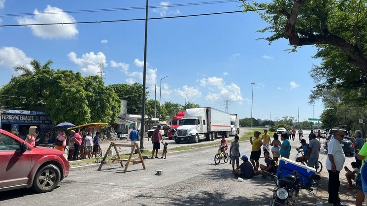Pobladores de la localidad de El Moralillo bloquearon la carretera federal Tampico-Ciudad Valles debido que llevan dos días sin el servicio de energía eléctrica. Foto La Jornada