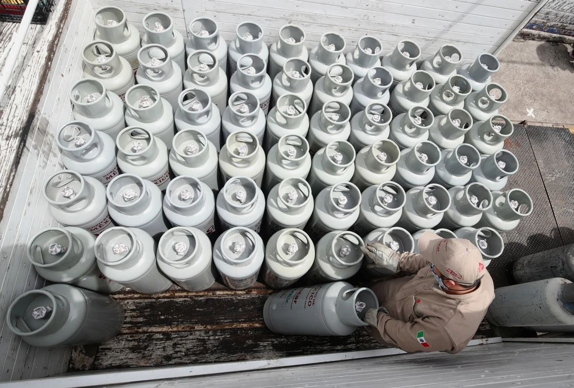 Cilindros para gas LP del Bienestar, que son distribuidos por trabajadores de Pemex en las colonias más pobres de la alcaldía Iztapalapa, en la Ciudad de México, el 30 de agosto de 2021. Foto Luis Castillo