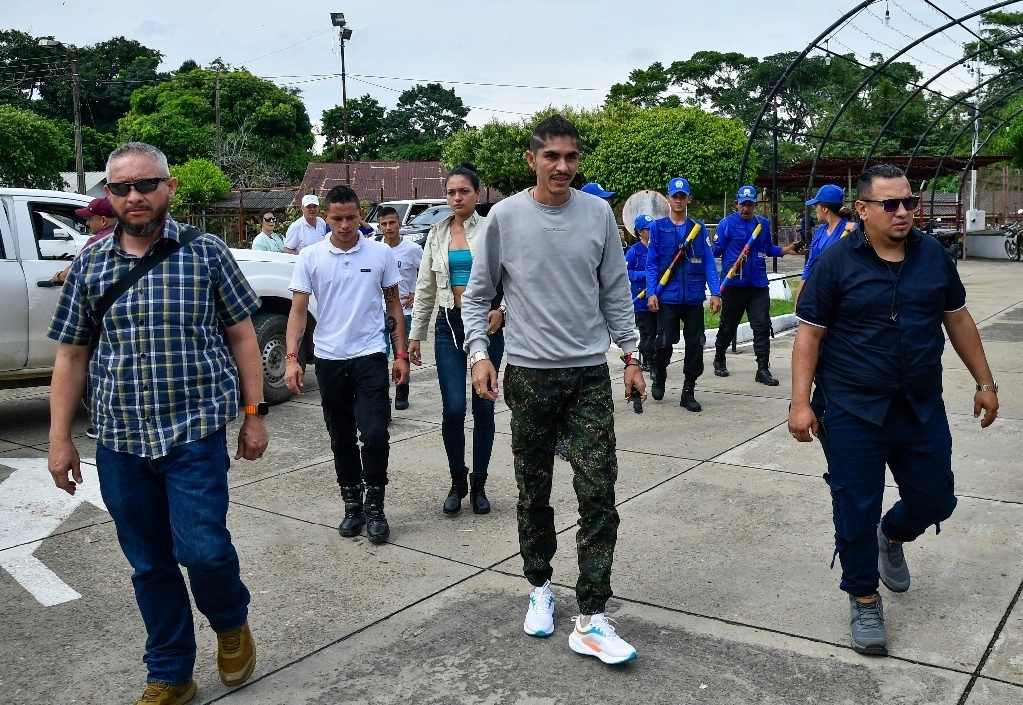 Andrey Avendaño, portavoz y jefe negociador del llamado Estado Mayor Central (EMC), facción disidente de las Fuerzas Armadas Revolucionarias de Colombia (FARC), llega para la instalación de una mesa de negociación con el gobierno colombiano en el municipio de Tibú. Foto Afp