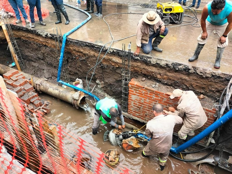Personal de Protección Civil y Operación Hidráulica de Azcapotzalco realiza tareas de apoyo y acompañamiento a la ciudadanía afectada por la ruptura de una válvula, el 26 de junio de 2023. Foto cortesía alcaldía Azcapotzalco