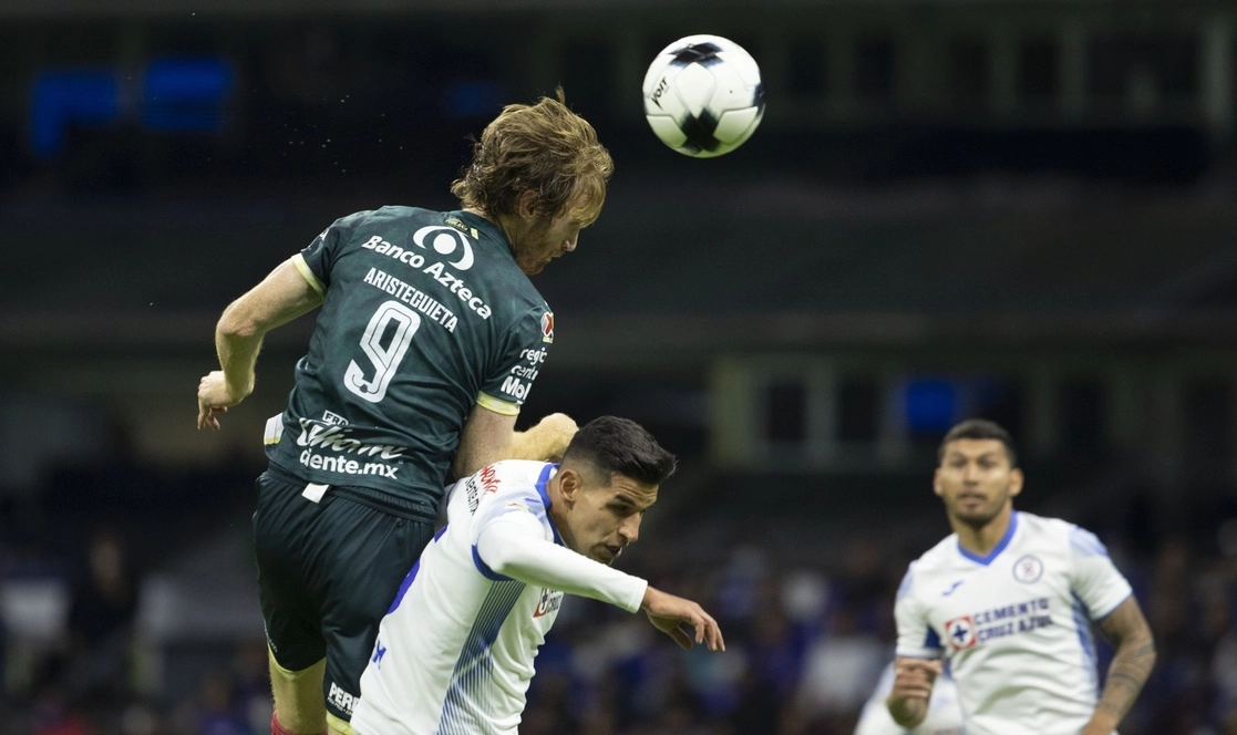 El jugador del Puebla Fernando Aristeguieta (9) se convirtió ayer en un dolor de cabeza para la Máquina, al anotar los tres goles con los que su equipo ganó en el estadio Azteca. Foto Ap