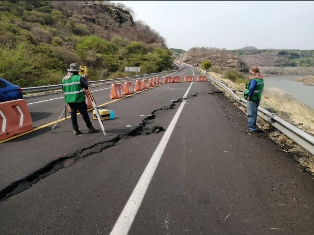 La policía de Michoacán informó vía Twitter sobre el “deslizamiento de la cinta asfáltica” y detalló que se mantendrá cerrado el tramo carretero de “Santa Casilda al crucero de Cuatro Caminos”, el 27 de mayo de 2021. Foto tomada del Twitter de @MICHOACANSSP