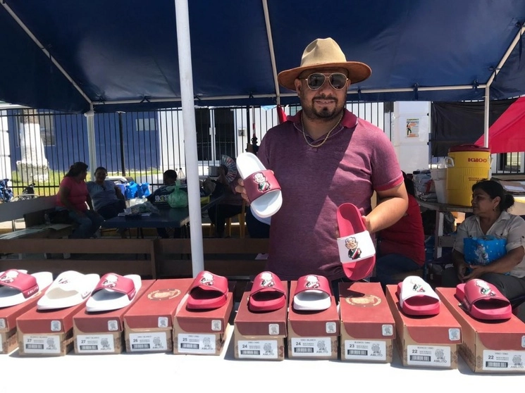 Vargas Martínez emprendió la venta de sandalias con la caricatura identificada como Amlito, el 10 de agosto de 2023. Foto Julia Le Duc