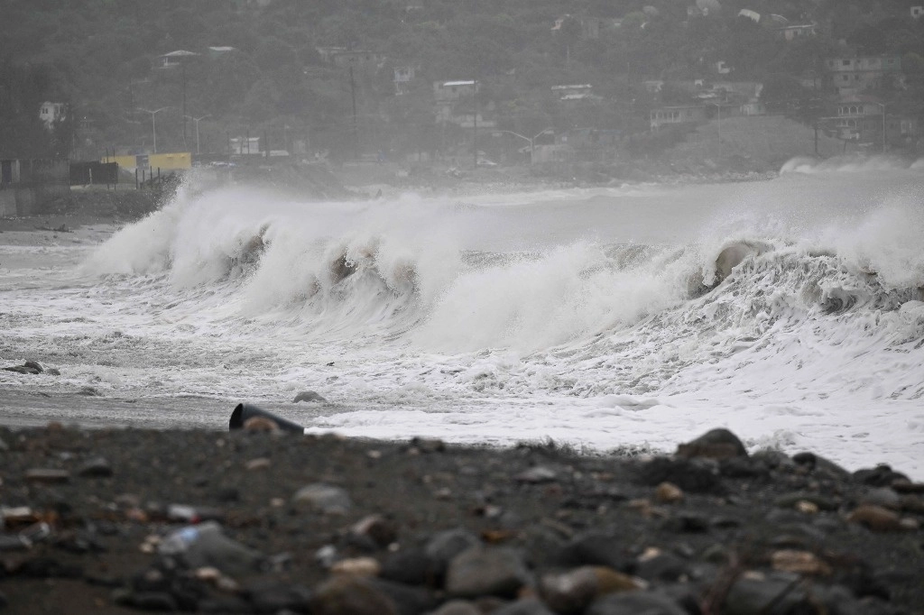Fuerte oleaje en las costas de Kingston, Jamaica, previo al impacto del huracán 'Beryl', el 3 de julio de 2024. Foto Afp