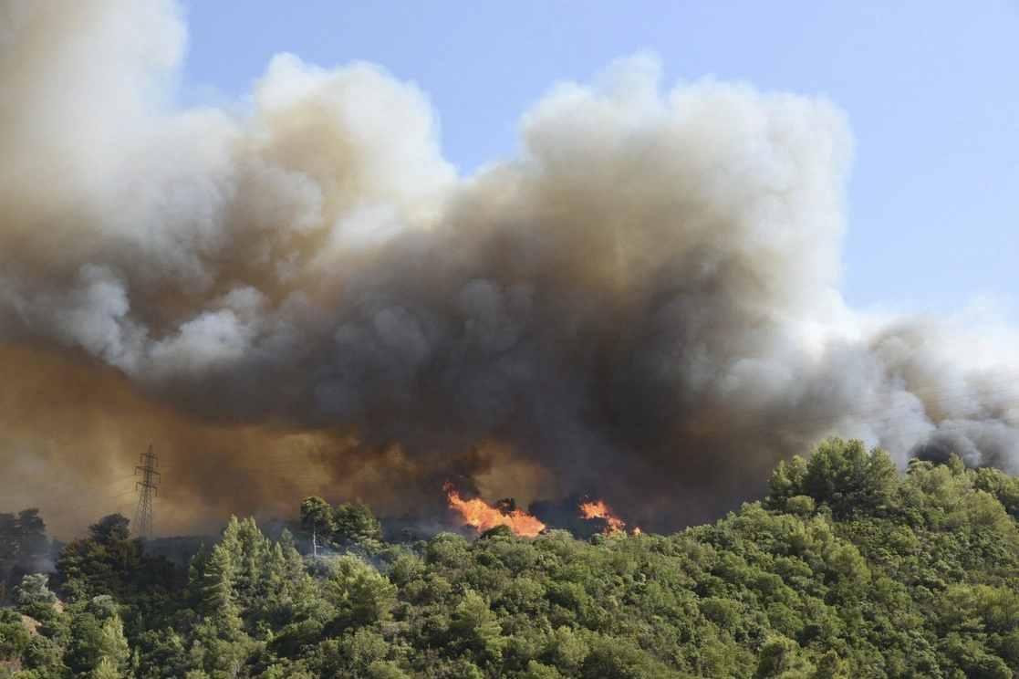 Incendio forestal en la aldea de Ziria, al oeste de Patras, Grecia, el sábado 31 de julio de 2021. Foto Ap