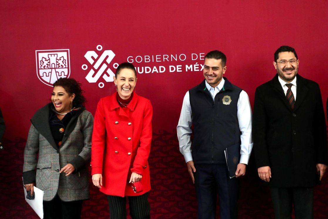 La jefa del Gobierno capitalino, Claudia Sheinbaum; la alcaldesa de Iztapalapa, Clara Brugada; el secretario de Gobierno local, Martí Batres; y el titular de la SCC local, Omar García Harfuch, durante la reunión de gabinete y mesas de construcción de paz en la Subsecretaría de Control de Tránsito de esta demarcación, el 21 de diciembre de 2021. Foto Luis Castillo