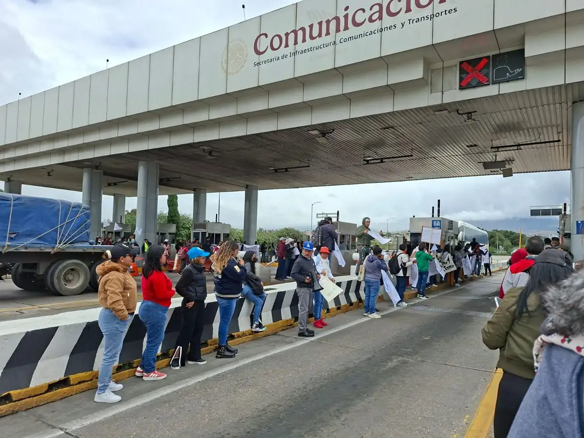 En la autopista México-Puebla, los docentes levantaron las plumas para permitir el libre paso de los automovilistas.
