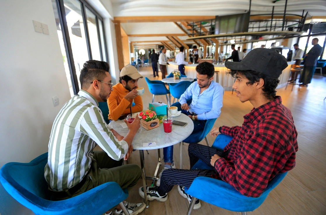 Consumidores abandonarán cafeterías para tomar café en casa en medio de creciente inflación, señala la OIC. Foto Afp
