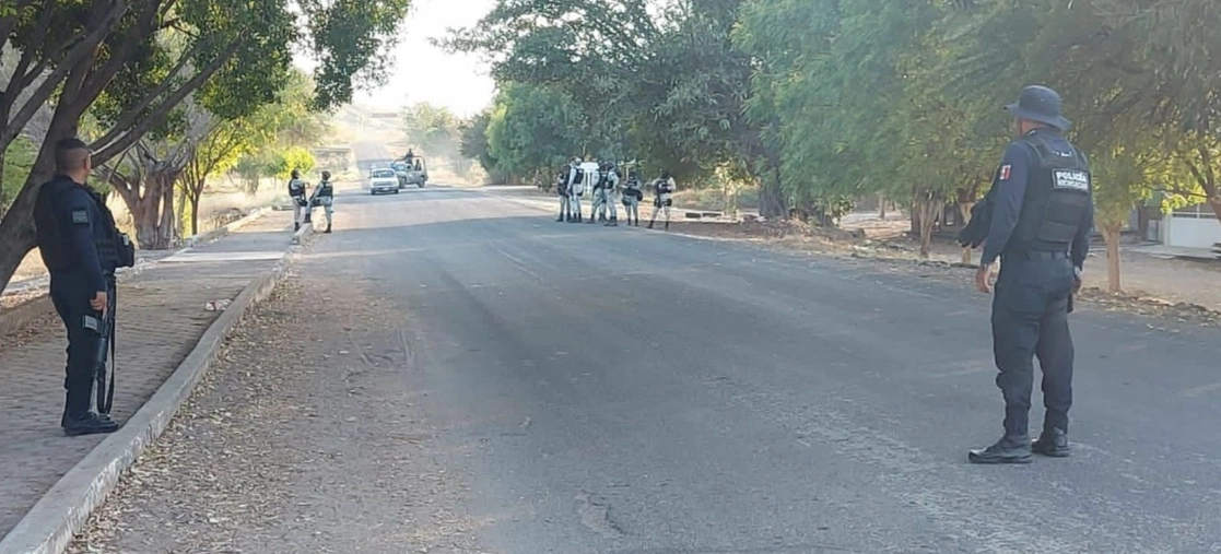 Policías y elementos de la GN realizan un operativo de seguridad en la cabecera municipal de Aguililla. Foto cortesía SSP Michoacán / Archivo