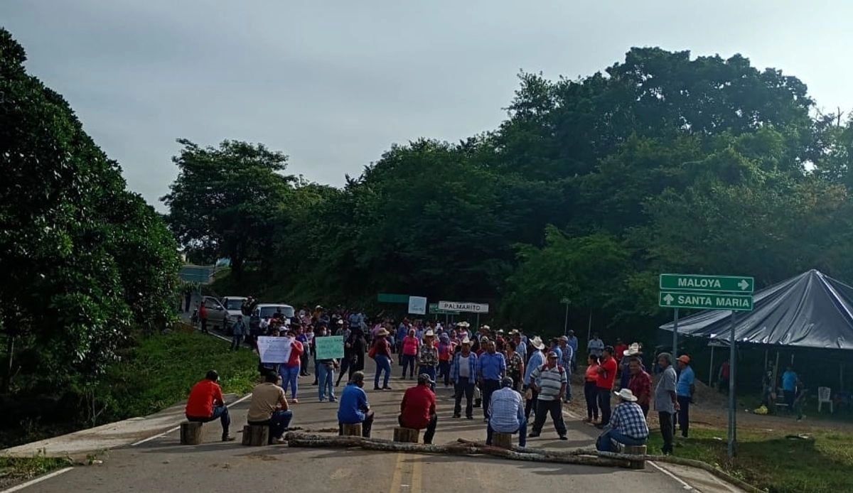 Protesta de las poblaciones de Santa María, Jalpa, Charco Hondo, La Rastra, Las Negras, Corral de Piedra  y Maloya a la altura  de Palmarito, en la intercesión que va hacia las comunidades de Maloya y Santa María.