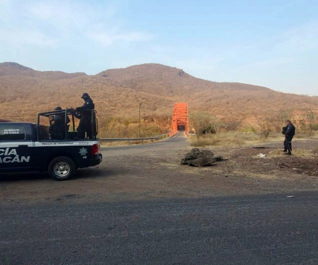 Presuntos integrantes del Cártel Jalisco Nueva Generación (CJNG) cortaron un tramo carretero entre Aguililla y El Aguaje, en Michoacán, el pasado 7 de mayo de 2021. Foto SSPM