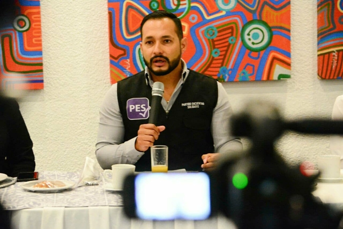 Eder López, dirigente del PES en Michoacán, informó sobre la decisión de sus compañeros de partido y que formarían parte del nuevo gobierno. Foto tomada del Facebook de @JlgEder / Archivo