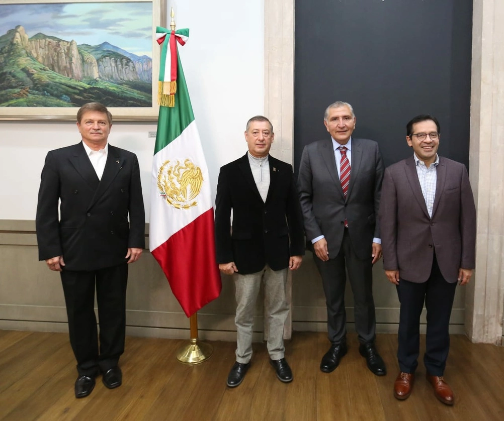 El general Jens Pedro Lohmann, primero a la izquierda, asumió el pasado 30 de noviembre la titularidad de Birmex, en lugar de Pedro Zenteno, a su izquierda. En la imagen, aparece también el secretario de Gobernación, Adán Augusto López, y el director saliente del ISSSTE, Luis Antonio Ramírez Pineda. Foto cortesía Presidencia 