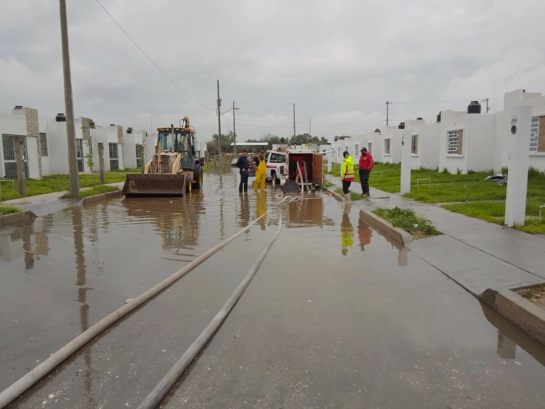 Elementos de los cuerpos de emergencia de Aguascalientes realizan labores de desazolve en los fraccionamientos de San Francisco de los Romo, el cual reportó inundaciones debido a que la red del drenaje se saturó, el 22 de julio de 2020. Foto Claudio Bañuelos