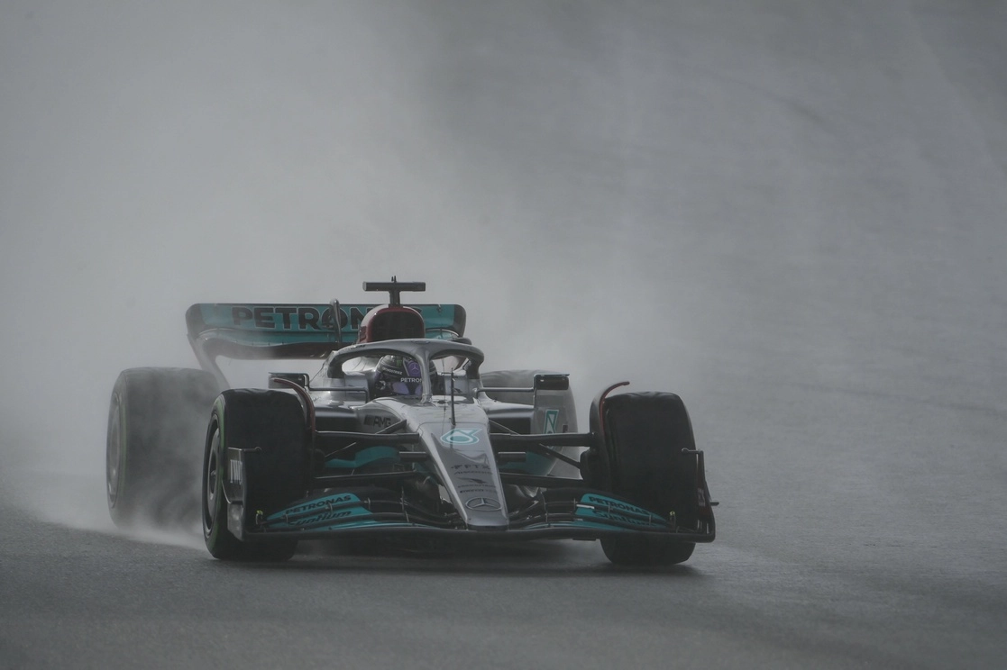 El piloto británico de Mercedes, Lewis Hamilton, corre durante el tercer día de pruebas en el Circuito Barcelona-Cataluña en la localidad de Montmeló, el 25 de febrero de 2022. Foto Afp