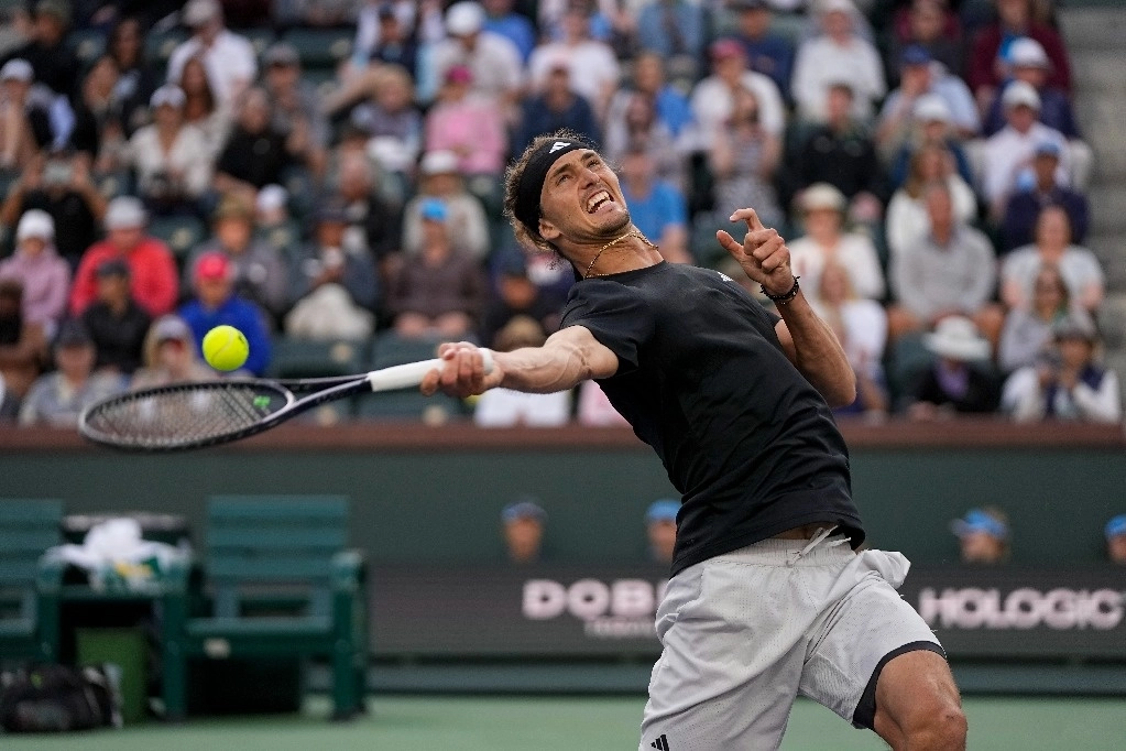 Las abejas volaron también sobre los aficionados que presenciaban el partido de cuartos de final en Indian Wells entre Alexander Zverev y Carlos Alcaraz. Foto Ap