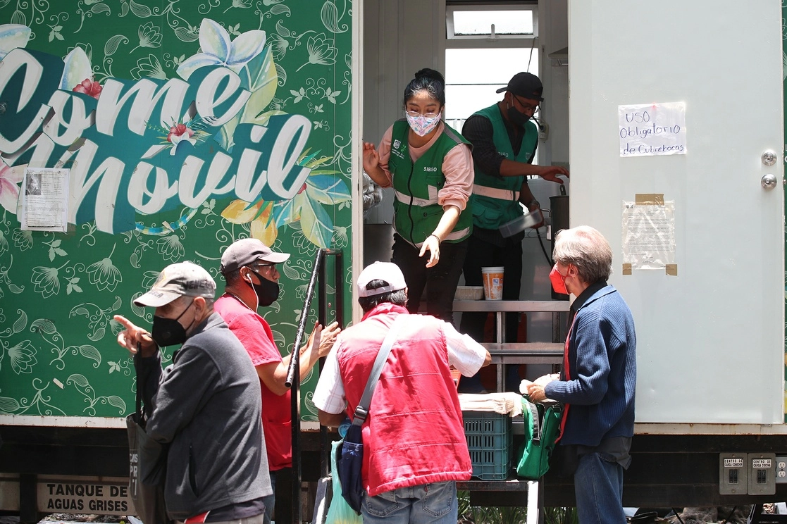 Desde que se declaró la pandemia de Covid, los comedores públicos y comunitarios de la capital tuvieron alta demanda. En la imagen, comedor móvil ubicado en el parque de Los Venados, en la alcaldía Benito Juárez. Foto María Luisa Severiano / Archivo