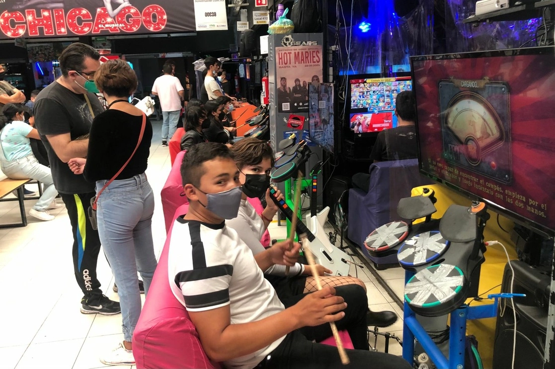 Jóvenes que recibieron su primera dosis de la vacuna contra el Covid-19 comenzaron a acudir a centros comerciales y de esparcimiento sin temor al coronavirus. En esta imagen, en la Friki Plaza, ubicada en Eje Central Lázaro Cárdenas número 9, el 1 de agosto de 2021. Foto Luis Castillo