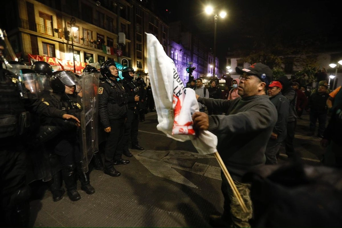 Manifestantes de la CNTE se concentran en las calles de Guatemala y Monte de Piedad, en el Centro Histórico de la CDMX. Foto