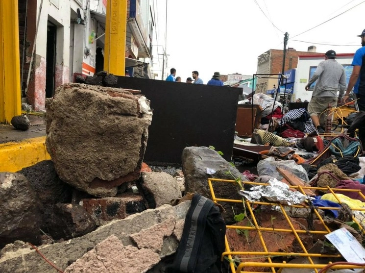 Elementos de las Comandancias Central y Ciudad Guzmán apoyaron a la población del municipio de Acatlán de Juárez, donde se registró una tormenta la tarde y noche del miércoles. Foto tomada de www.facebook.com/PCJalisco19/