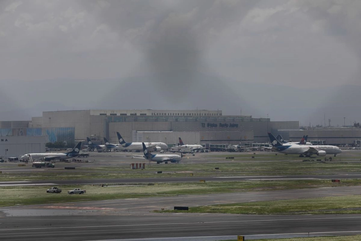 La terminal aérea recomendó a los viajeros mantenerse en contacto con sus aerolíneas, para conocer el estatus de sus vuelos.