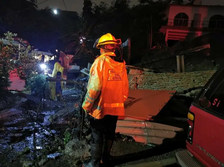Protección civil apoyó a las personas afectadas. Foto cortesía del gobierno de Colima