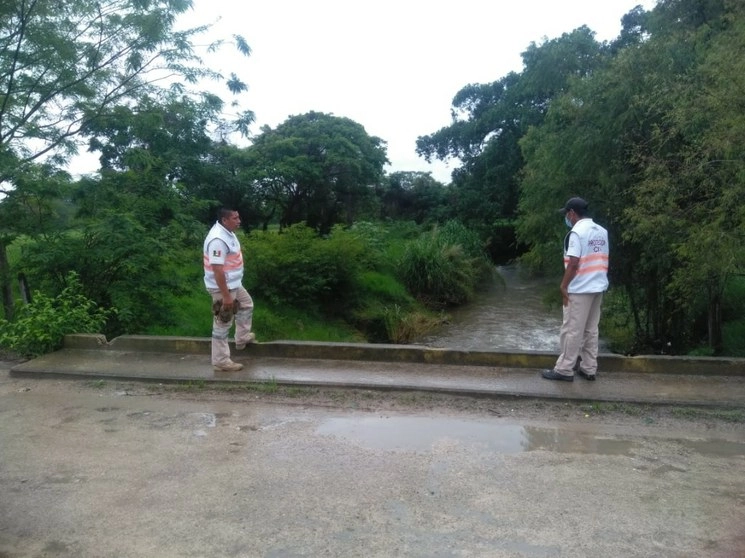 Por las constantes lluvias, equipos de protección civil de Chiapas realizan monitoreo en los niveles de ríos y arroyos. Foto tomada del Twitter de @pcivilchiapas
