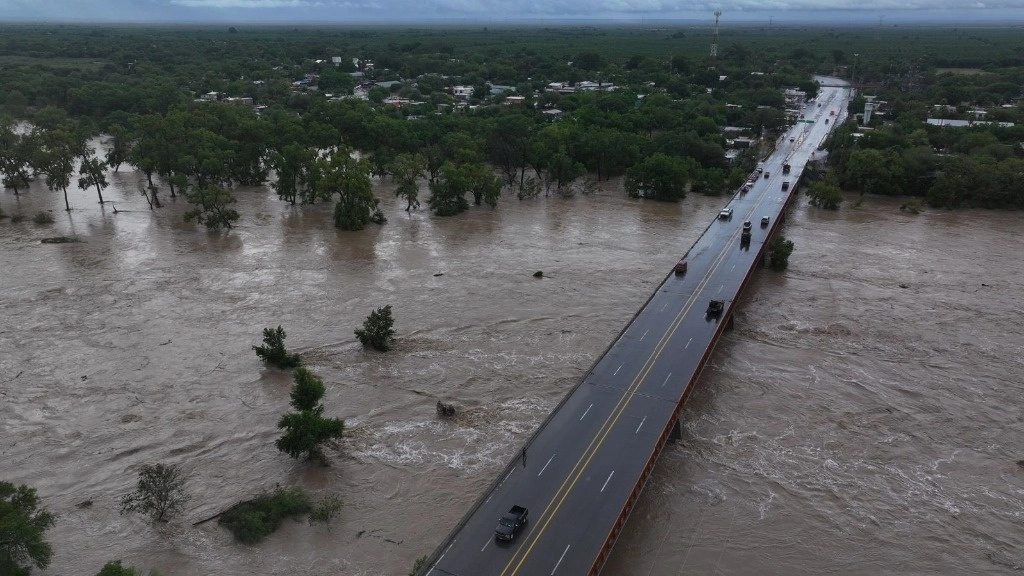 El gobernador de Tamaulipas, Américo Villarreal, dijo que gracias a las lluvias ocasionadas por la tormenta 'Alberto', se recuperó el nivel de agua de la presa Las Ánimas. Foto Tomada de X @Dr_AVillarreal
