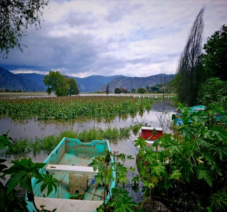 La laguna tiene una longitud de 10 kilómetros y se ubica entre los municipios de Metztitlán y Eloxochitlán, ambos enclavados en la región de la Sierra de Hidalgo.