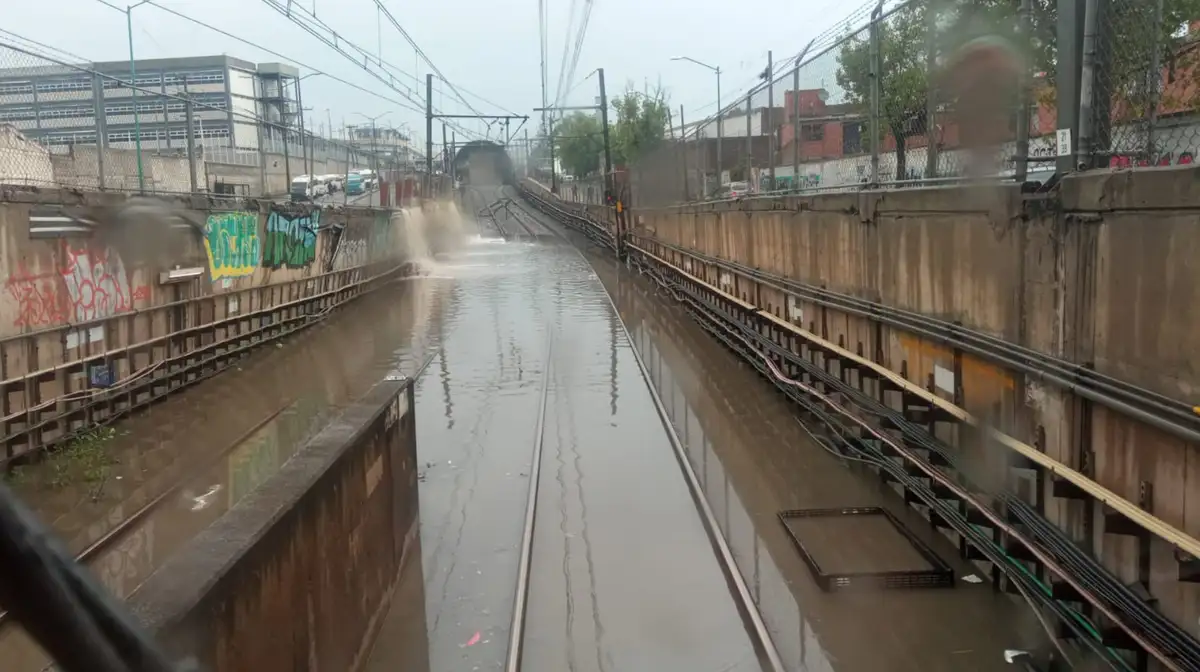 Agua anegada en la Línea A del STC Metro que impide la circulación de los trenes y obliga a suspender el servicio. Foto