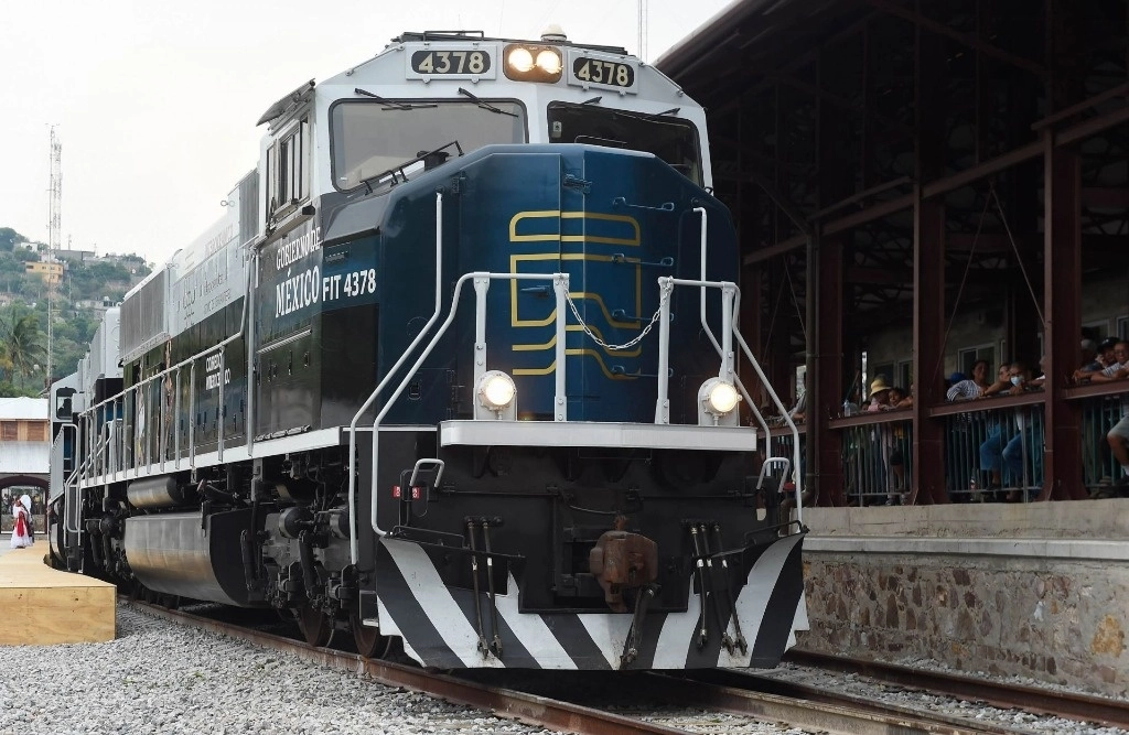 El servicio de tren de pasajeros del Ferrocarril del Istmo de Tehuantepec se suspendió debido a las intensas lluvias que se han observado en el sur del país, informó la empresa estatal. Imagen en Salina Cruz, Oaxaca, el 17 de septiembre de 2023. Foto Presidencia / Cuartoscuro
