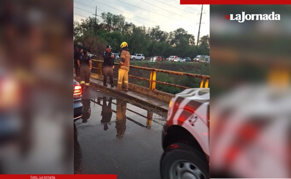 La alcaldía de Cuautitlán Izcalli poco antes de la media noche, informó del rescate de las personas que quedaron atrapados dentro del auto. Foto 