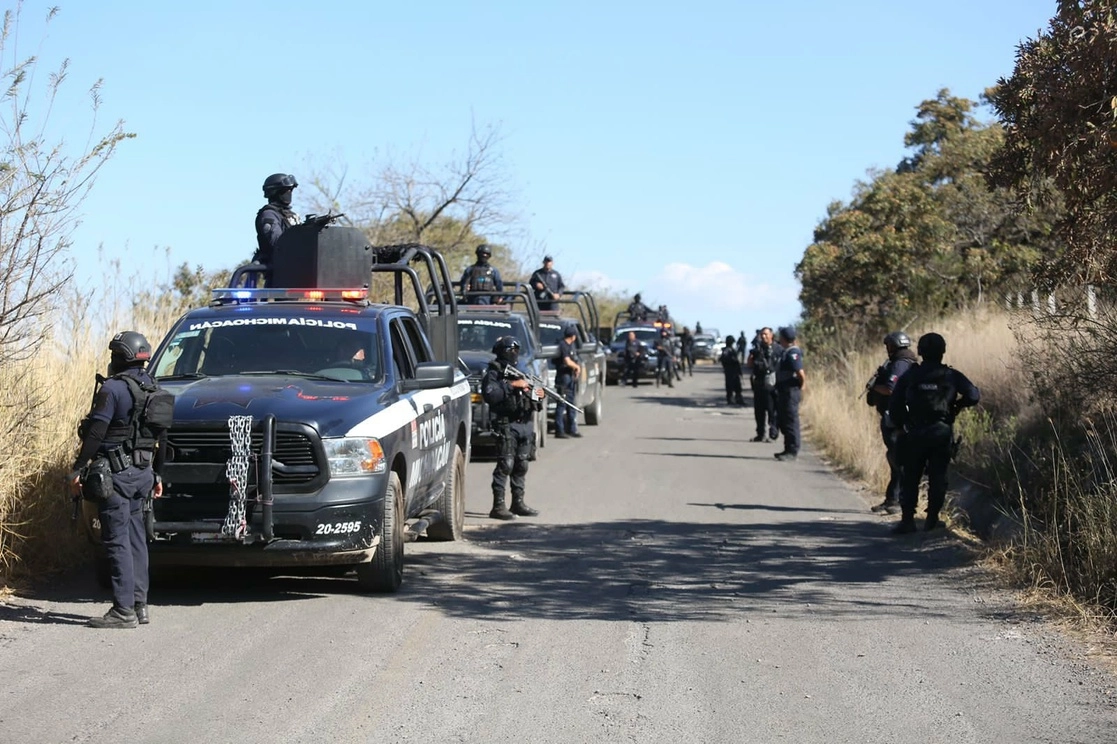 Elementos de la policía de Michoacán en un recorrido de vigilancia el pasado 28 de febrero en los alrededores del poblado de San José de Gracia, municipio de Marcos Castellanos, un día después de un ataque de presuntos miembros del crimen organizado. Foto tomada del Twitter de @SSeguridad_Mich
