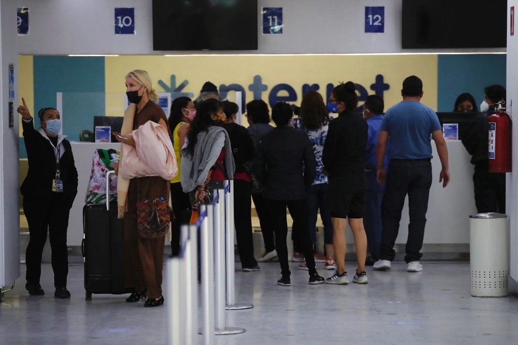 Un grupo de pasajeros acudieron al modulo de la empresa del aeropuerto a pedir información. Foto Víctor Camacho