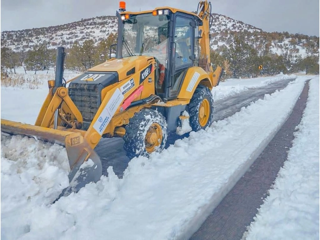 Trabajadores de la Secretaría de Comunicaciones y Obras Públicas de Chihuahua hacen labores de limpieza y reparación en vialidades cubiertas por la nieve. Foto ‘La Jornada’