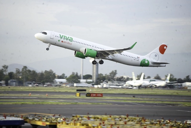 Avión de la aerolínea VivaAerobus despega del AICM. Foto Cristina Rodríguez 