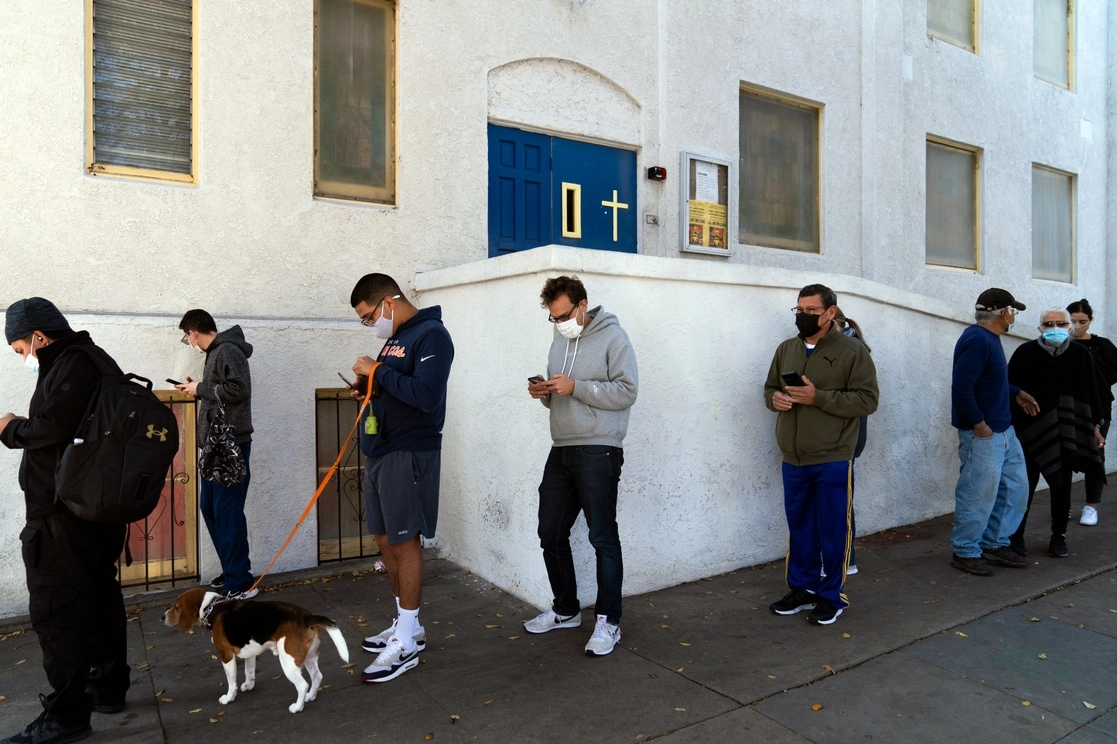 Diferentes personas hacen fila en un centro de testeo de Los Angeles, California, para saber si están o no contagiados de coronavirus. Foto Ap