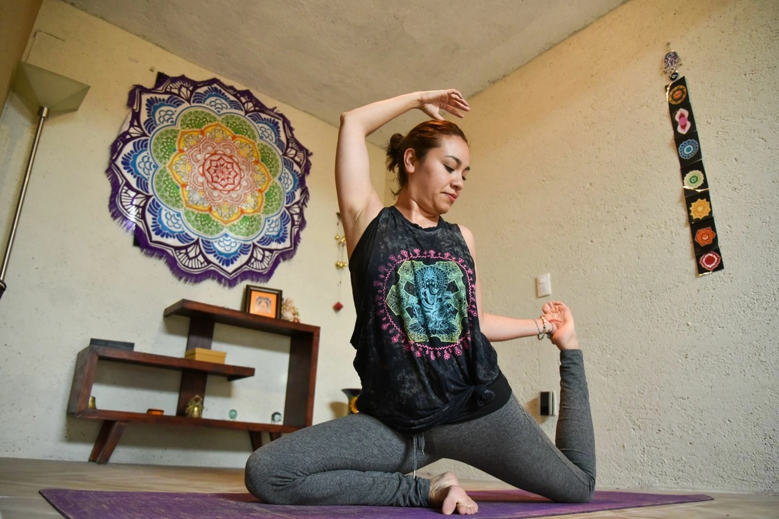 Diversas personas continuaron con la práctica de la yoga, a través de aplicaciones y redes sociales durante la pandemia, para sobrellevar el estrés y la ansiedad que provoca su trabajo. Foto Cuartoscuro / Archivo