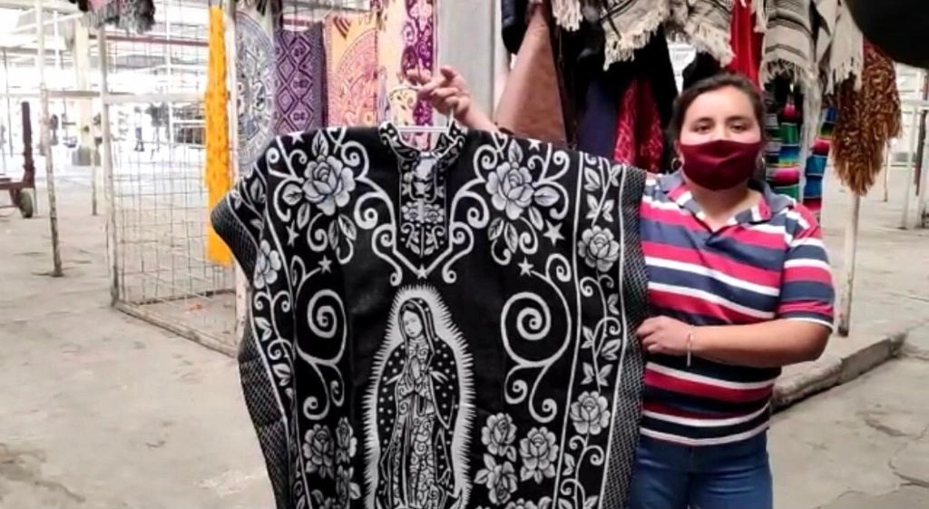 Las ventas de prendas como cobijas, jorongos, gabanes, pañuelos y otros productos relacionados a La Guadalupana han disminuido en Chiconcuac, estado de México. Foto La Jornada