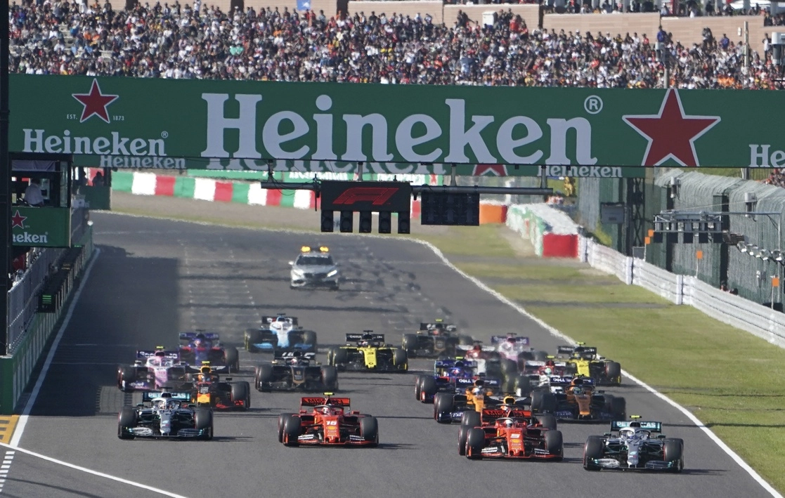 Monoplazas toman la salida del Gran Premio de Japón de Fórmula Uno, en el circuito de Suzuka, en el centro de Japón, el 13 de octubre de 2019. Foto Ap